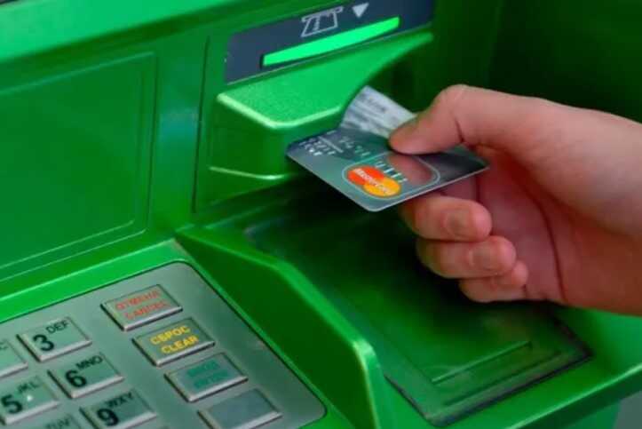 ПриватБанк заблокував зняття готівки: українка розповіла, де це сталося