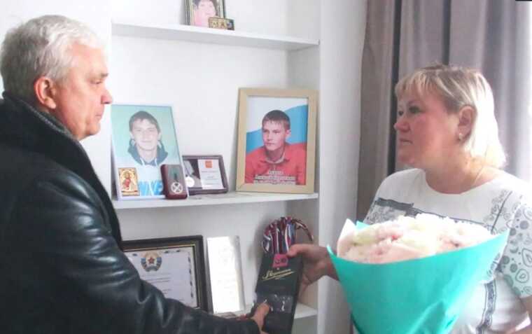 "Етапи деградації СВОлочизму": в РФ матір вбитого окупанта нагородили коробкою цукерок