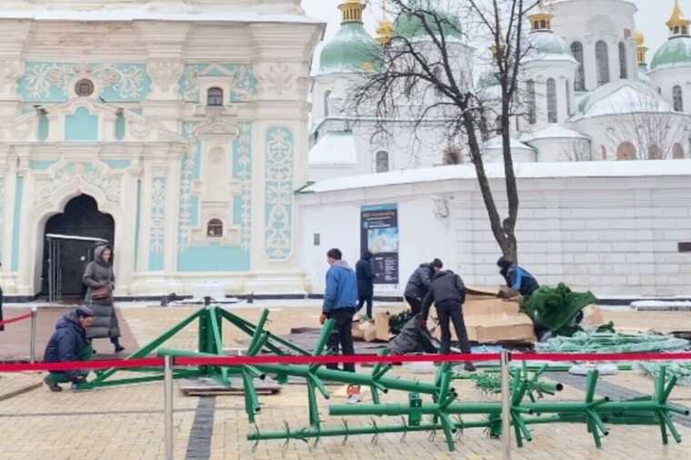 У Києві почали встановлювати головну новорічну ялинку України