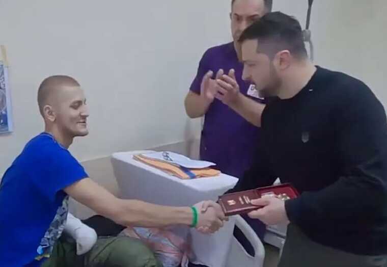 Зеленский в День ВСУ посетил в госпитале украинских защитников и вручил награды