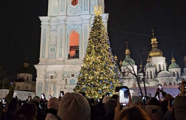 На Софійській площі Києва запалили вогні на головній ялинці країни