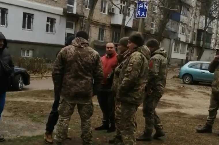 Миколаївські таксисти “відбили” у ТЦК колегу