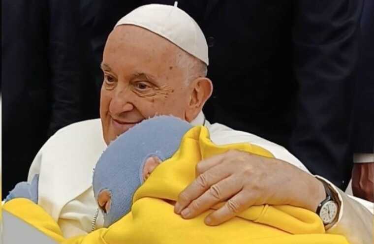 Отримала благословення: дитина, яка постраждала від удару окупантів, зустрілася з Папою Римським