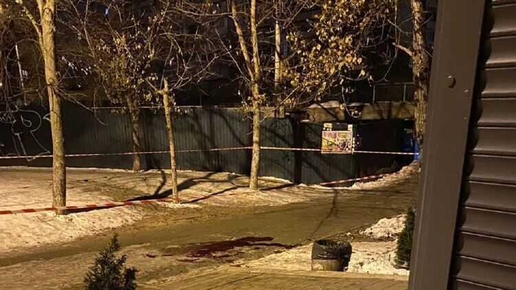 В Киеве прохожий поскользнулся на тротуаре, упал и потерял целую лужу крови