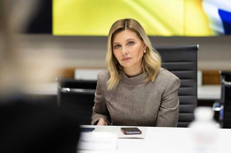Олена Зеленська вразила новим костюмом з оригінальним комірцем