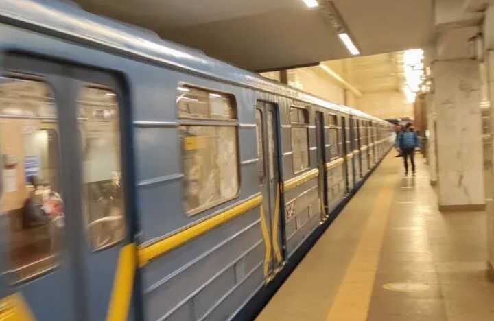 В Киеве закроют движение поездов на одном из участков "синей" ветки метро