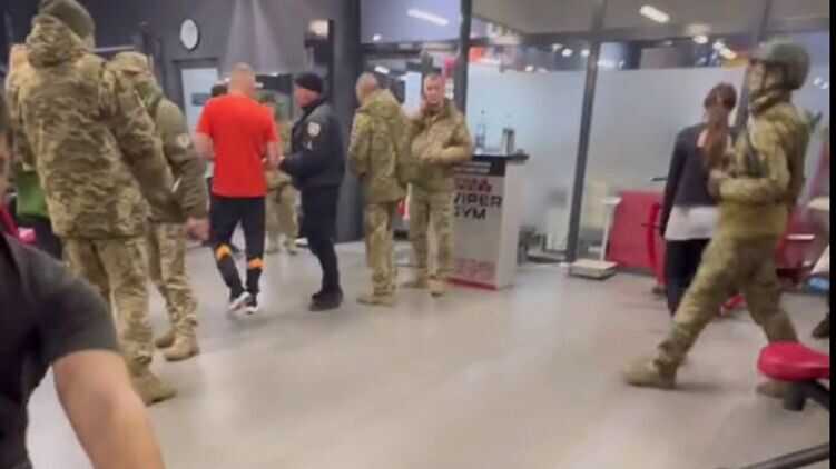 Закарпатский ТЦК заявляет, что вручение повесток в тренажёрных залах является законным