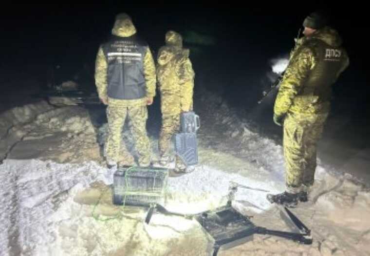 На Волині прикордонники приземлили дрон контрабандистів