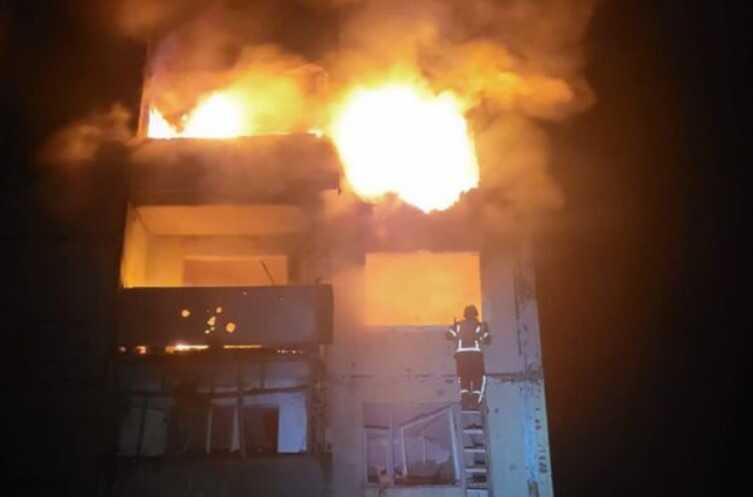 Після нічного авіаудару РФ по Куп’янському району виникла пожежа у багатоквартирному будинку
