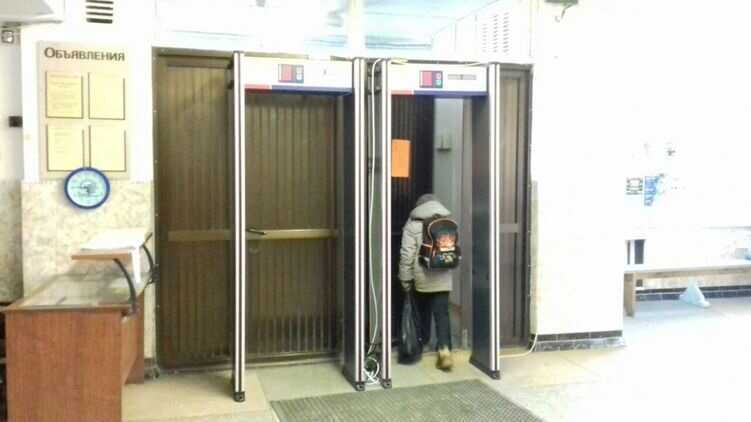 У всіх школах України хочуть встановити металодетектори та на вході поставити поліцейського