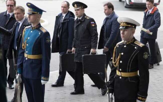 Кто носит за Путиным "ядерный чемодан": названы имена "людей-кнопок"