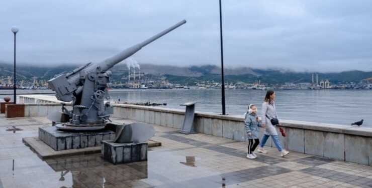 В Новороссийске слышны взрывы и стрельбу: местные жители увидели пожар