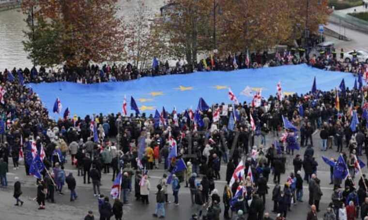 У столиці Грузії проходить хода на підтримку вступу в ЄС за участі президентки