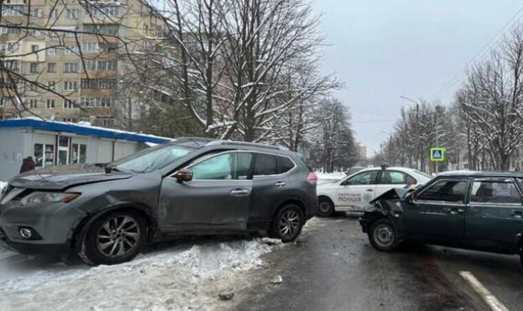 У Львові зіткнулися ВАЗ і Nissan: двоє людей опинилися в лікарні