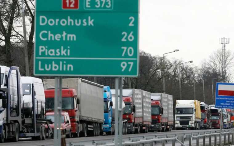 До Польщі залізницею прибула партія вантажівок