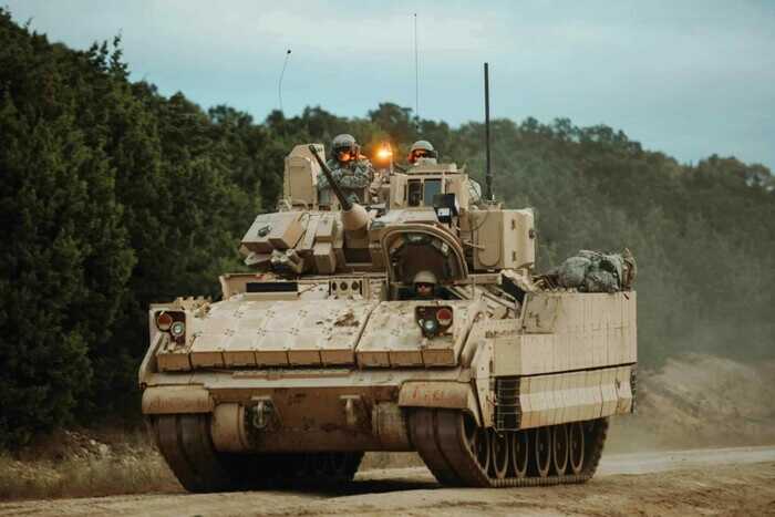 Український екіпаж американської БМП M2A2 Bradley нищить російських окупантів поблизу Авдіївки