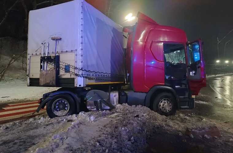 У Києві на вулиці Теліги вантажівка протаранила електроопору: є постраждалий, виник затор