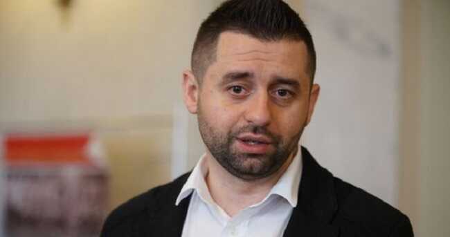 Многие нардепы хотят сложить мандаты, но их "не отпускают", - Арахамия