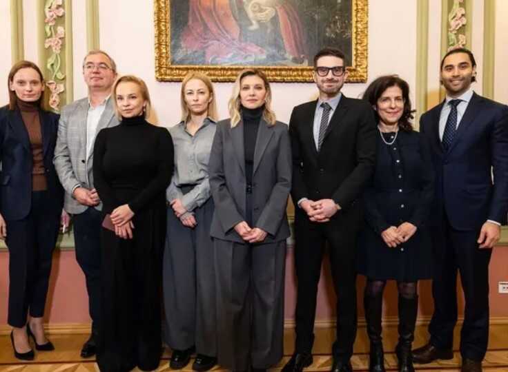 Перша леді країни вразила стильним образом на діловій зустрічі