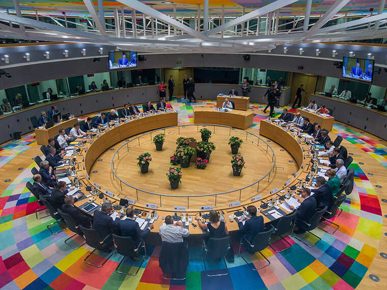 Європейські лідери святкують рішення ЄС щодо України і Молдови