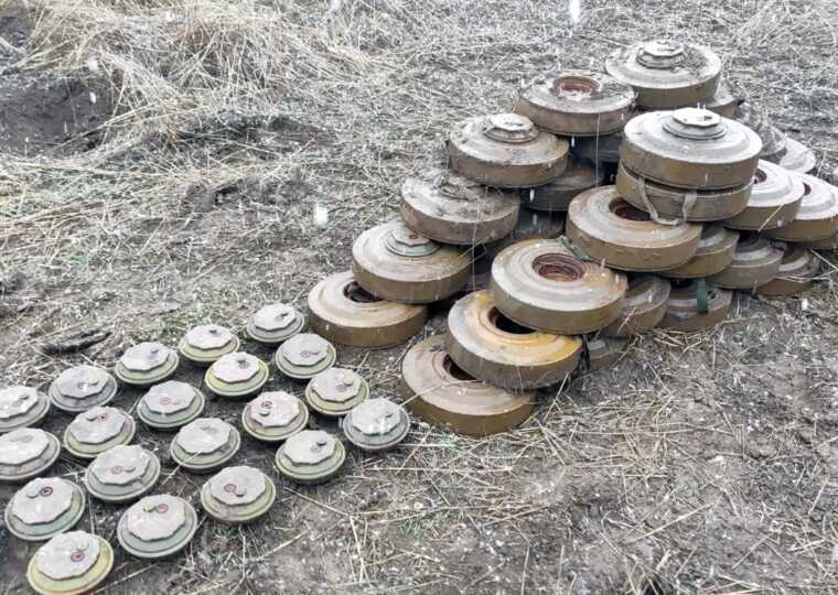 Українські військові зіграли у керлінг протитанковими мінами