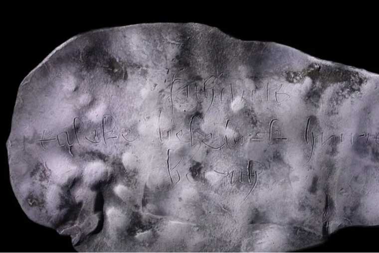 Археологи в Германии нашли средневековую табличку с "проклятием дьявола"