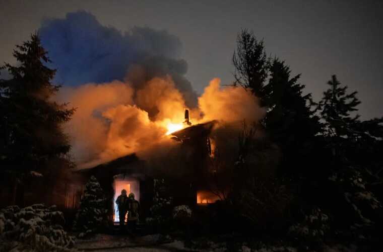 У Києві  масштабну пожежу у приватному будинку рятувальники гасили майже дві години