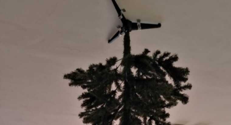 У Росії  в дитячому садку новорічну ялинку прикріпили до стелі