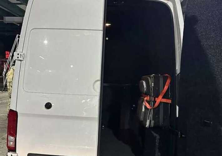 Мешканець Дніпропетровщини переправляв чоловіків за кордон на переробленому мікроавтобусі