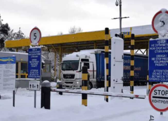 Поляки блокируют три пункта пропуска на границе Украины: ситуация может ухудшиться