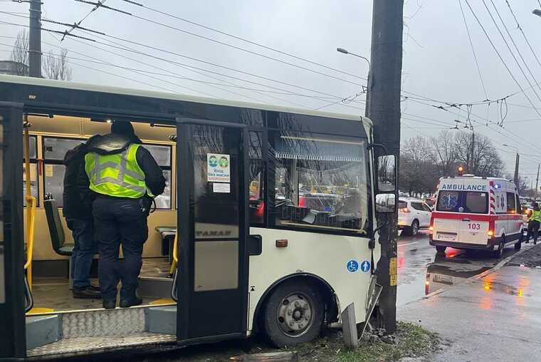 ДТП в Киеве: маршрутка протаранила электроопору