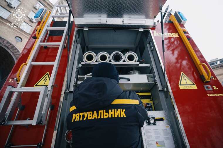 У Солом’янському районі Києва у п’ятиповерхівці пролунав сильний вибух, — ЗМІ