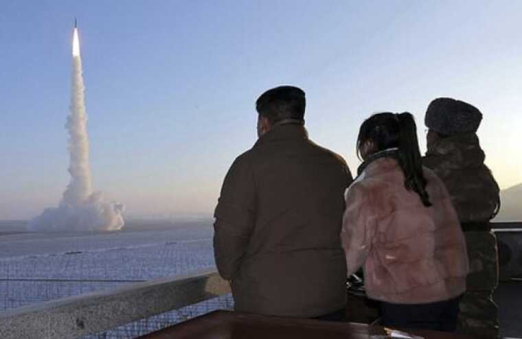 Можуть долетіти до США: Кім Чен Ин привів 10-річну доньку на запуск ракет