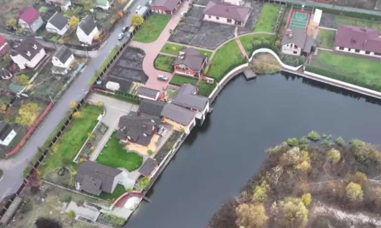 Голова Київської поліції має під Києвом будинок із власним виходом до води – розслідування