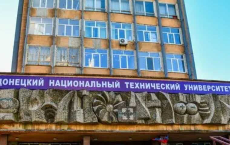 В окупованому Донецьку горить корпус університету: там базувались окупанти