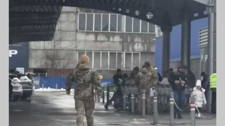 ТЦК провели рейд возле гипермаркета Metro в Ивано-Франковске