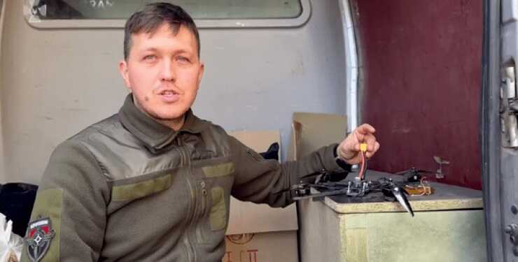 Українські прикордонники вивчають трофейний дрон ЗС РФ, який захопили під Бахмутом