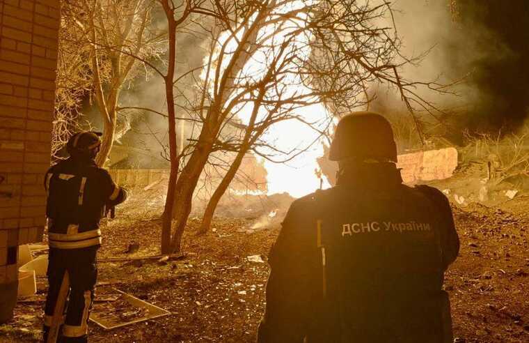 У ДСНС показали кадри з наслідками вечірнього ворожого обстрілу житлових кварталів Херсона