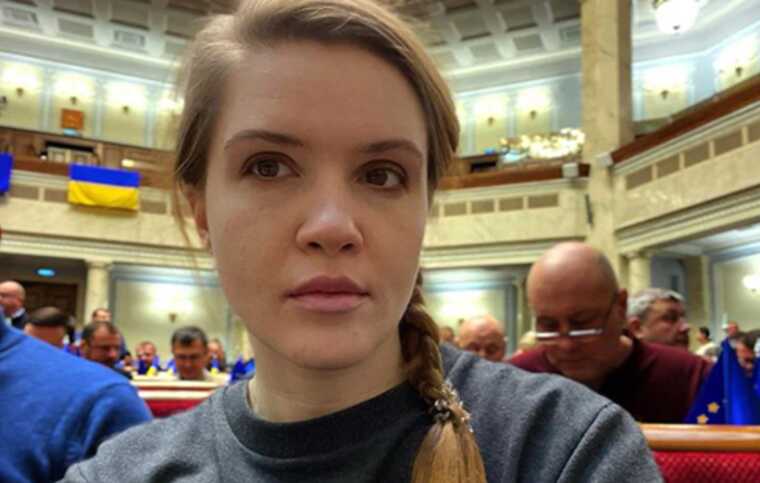 Нардеп Безуглая встревожила соцсети опросом о потерях ВСУ