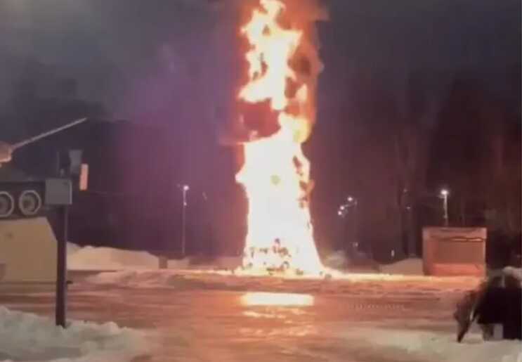 У російських Хімках згоріла головна новорічна ялинка