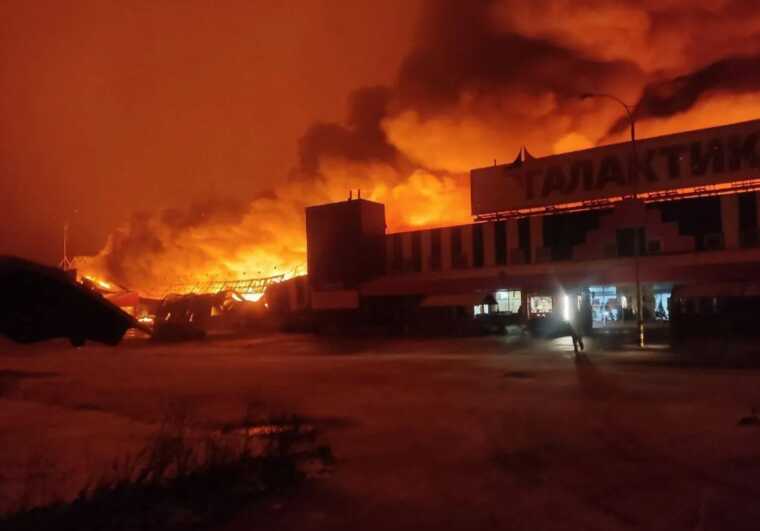 В окупованій Горлівці чутно вибухи: горить склад ворога у ТЦ