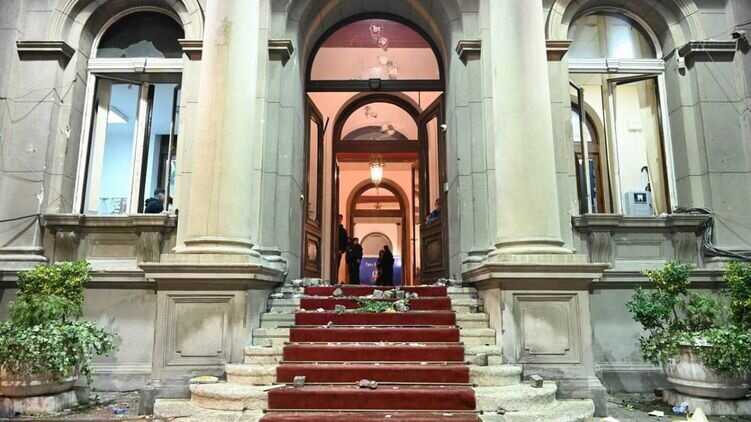 В Мережі публікують фото парламенту Сербії, куди вчора проривалися протестувальники