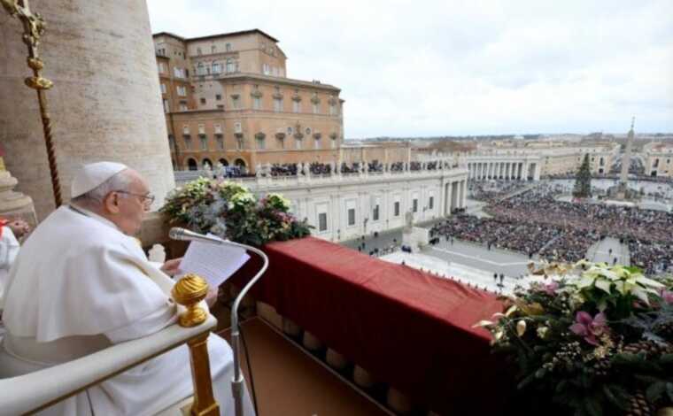 Папа Римський під час різдвяного послання попросив миру для України