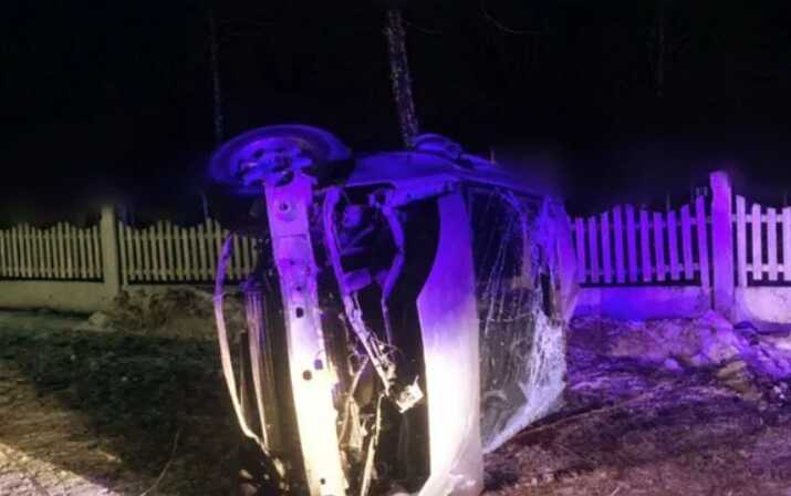 ДТП на Київщині: легковик протаранив стовп і паркан, а потім перекинувся