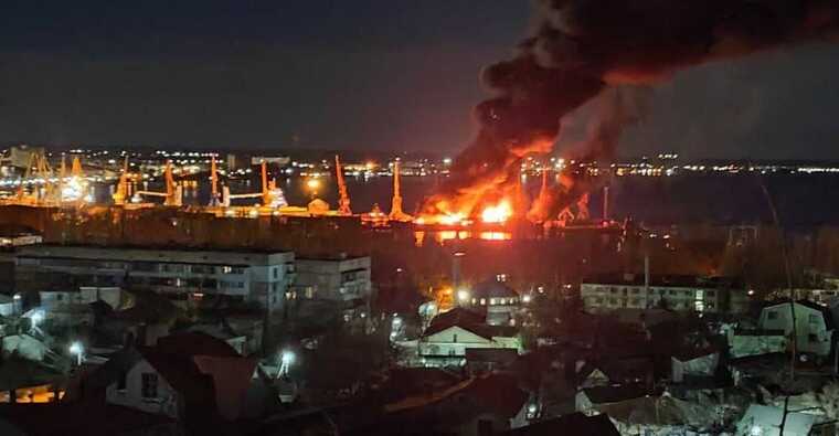 В Феодосии ночью раздались взрывы, в порту вспыхнул мощный пожар