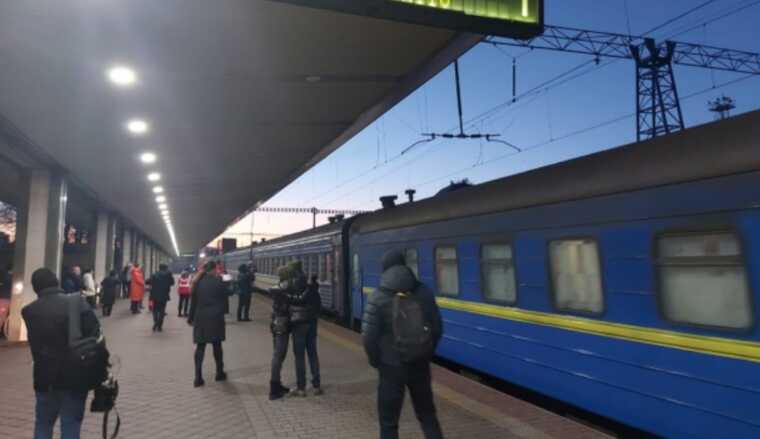 До Києва прибув обстріляний окупантами потяг Київ – Херсон