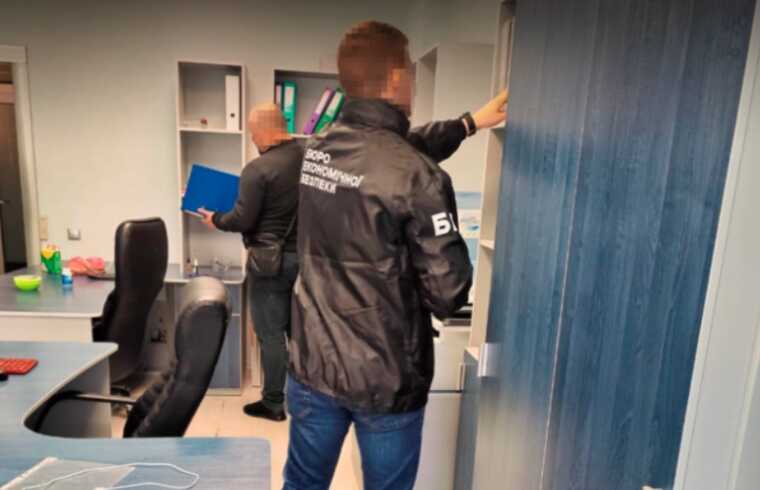 У компаніях бізнесмена, позбавленого громадянства за контрабанду, БЕБ провело обшуки