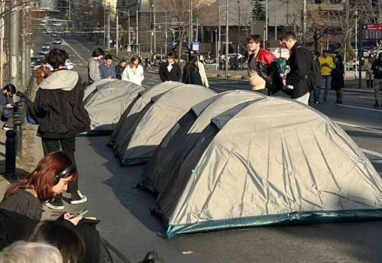 У столиці Сербії Белграді справжній "Майдан": протестувальники нап’яли наметове містечко