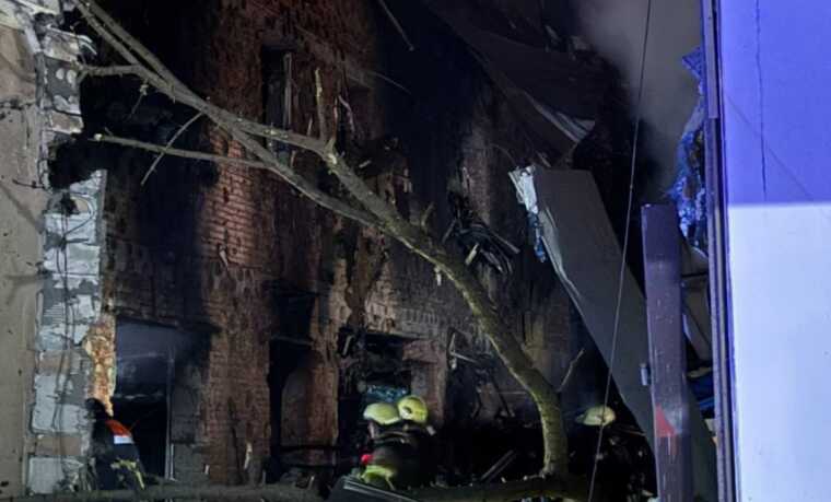 У Харкові внаслідок влучань виникли потужні пожежі