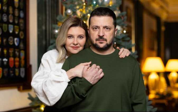 Жены Залужного и Зеленского для новогодних фото выбрали похожие образы